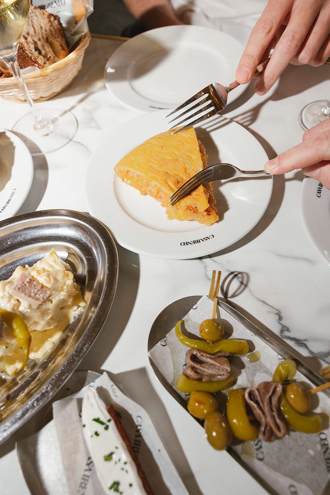 Tortilla de papa de Casa Ireneo, recién cortada en la mesa