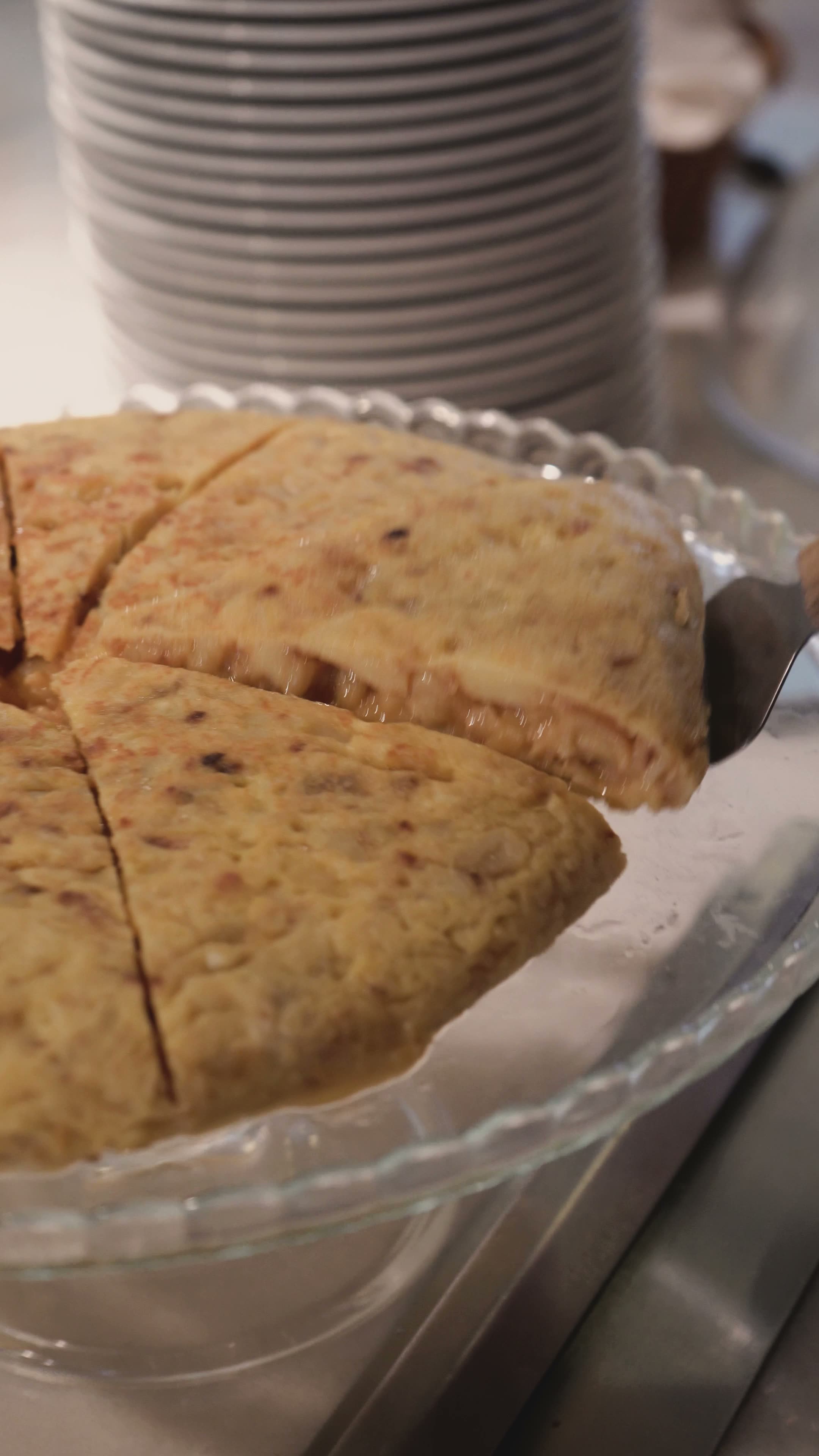 Tortilla de papa cremosa de Casa Ireneo, cortada en cuñas